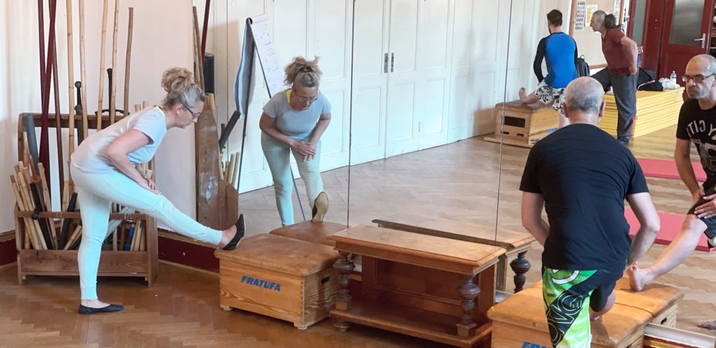 Fitness-Training in der Kampfkunstschule Hildesheim: Teilnehmende beim Dehnen im Trainingsraum
