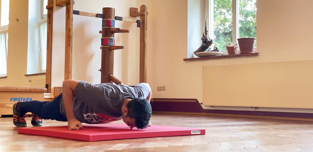 Liegestütze auf der Matte beim Fitness-Training im Trillke Gut Hildesheim