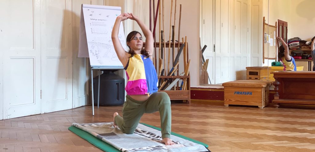 Hatha Yoga in Hildesheim: Teilnehmerin im knienden Ausfallschritt im Trainingsraum